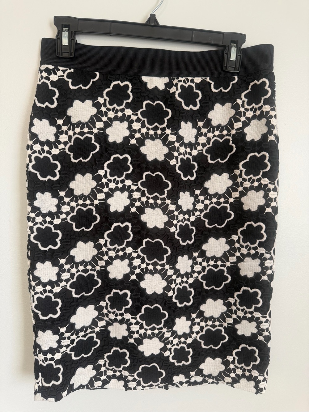 Ann Taylor Black & White Floral Lace Lined Pencil Skirt size 8 NWT